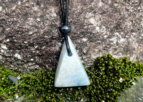 糸魚川翡翠　入りコン沢青翡翠 垂飾＋黒翡翠ビーズ　11.33g / Itoigawa Jadeite