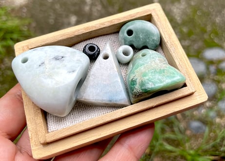 糸魚川翡翠　獣型勾玉＋翡翠ビーズ　5.88g / Itoigawa Jadeite Beast-Shaped MAGATAMA + Jadeite Bead