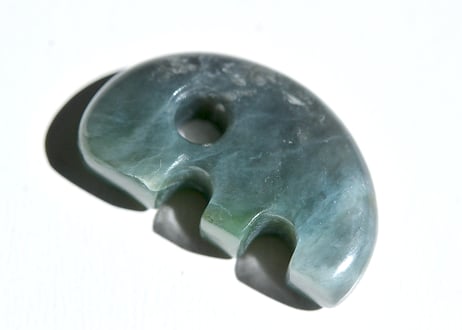 糸魚川ネフライト　獣型勾玉　深緑・青緑　27mm / Itoigawa Nephrite Beast-Shaped MAGATAMA