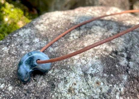 糸魚川翡翠　勾玉　黒白圧搾翡翠　20mm / Itoigawa Jadeite MAGATAMA