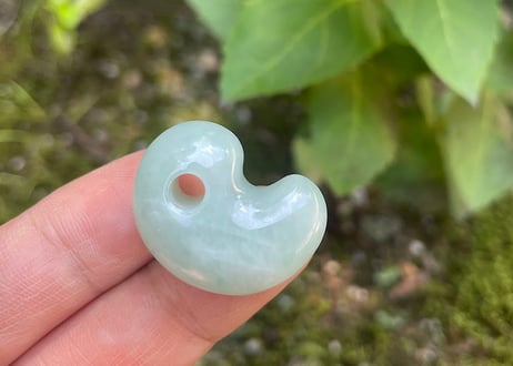 糸魚川翡翠　縄文型勾玉　ライトグリーン　25mm / Itoigawa Jadeite MAGATAMA