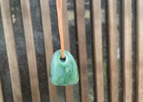 糸魚川ネフライト　石笛　丸みのある造形　緑　シルキーマット仕上げ　30mm / Itoigawa Nephrite IWABUE