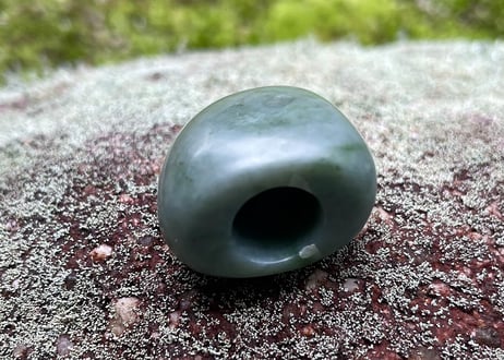 糸魚川ネフライト　石笛　丸みのある造形　緑　シルキーマット仕上げ　30mm / Itoigawa Nephrite IWABUE