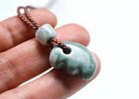 糸魚川翡翠　獣型勾玉＋翡翠ビーズ　5.88g / Itoigawa Jadeite Beast-Shaped MAGATAMA + Jadeite Bead