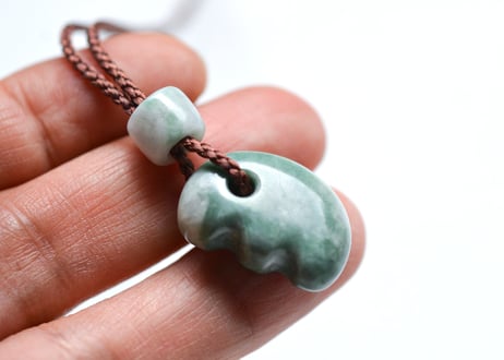 糸魚川翡翠　獣型勾玉＋翡翠ビーズ　5.88g / Itoigawa Jadeite Beast-Shaped MAGATAMA + Jadeite Bead