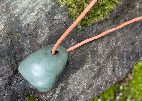 糸魚川ネフライト　石笛　丸みのある造形　緑　シルキーマット仕上げ　30mm / Itoigawa Nephrite IWABUE