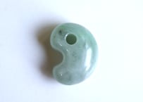 糸魚川翡翠　縄文型勾玉　ライトグリーン　25mm / Itoigawa Jadeite MAGATAMA