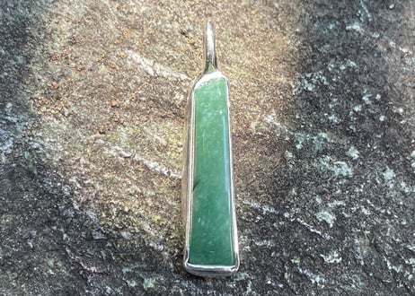 糸魚川翡翠　金山谷　シルバー925ペンダントトップ　細長いフリーフォーム　緑　24mm / Itoigawa Jadeite Silver Pendant