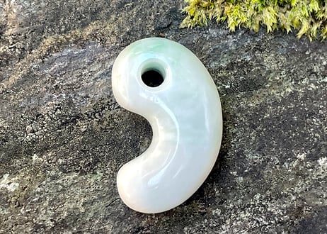 糸魚川翡翠　勾玉　白・淡緑　29mm / Itoigawa Jadeite MAGATAMA