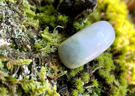 糸魚川翡翠　勾玉　白・淡緑　29mm / Itoigawa Jadeite MAGATAMA
