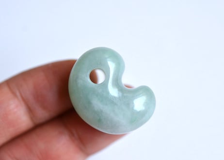 糸魚川翡翠　縄文型勾玉　ライトグリーン　25mm / Itoigawa Jadeite MAGATAMA