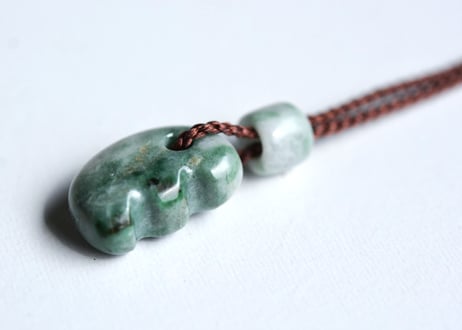 糸魚川翡翠　獣型勾玉＋翡翠ビーズ　5.88g / Itoigawa Jadeite Beast-Shaped MAGATAMA + Jadeite Bead
