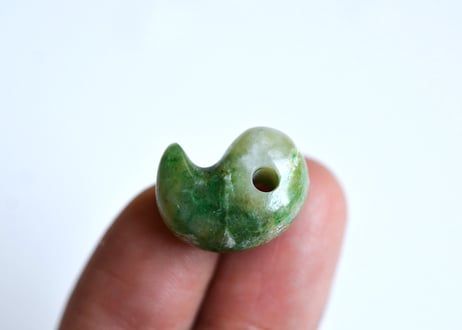 糸魚川翡翠　勾玉　若草色　18mm / Itoigawa Jadeite MAGATAMA