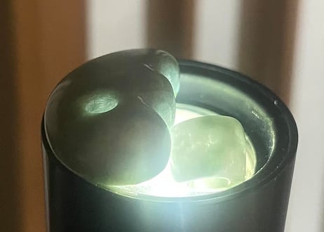 糸魚川翡翠　獣型勾玉＋翡翠ビーズ　5.88g / Itoigawa Jadeite Beast-Shaped MAGATAMA + Jadeite Bead