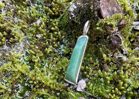 糸魚川翡翠　金山谷　シルバー925ペンダントトップ　細長いフリーフォーム　緑　24mm / Itoigawa Jadeite Silver Pendant