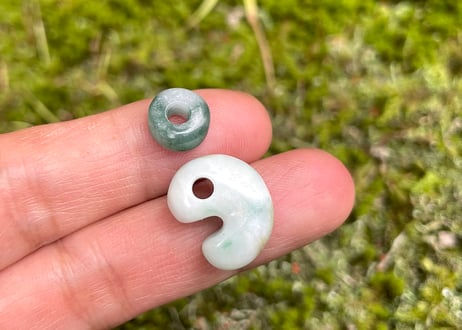 糸魚川翡翠　勾玉＋翡翠ビーズ　16mm　白緑 / Itoigawa Jadeite MAGATAMA + Bead