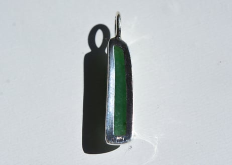 糸魚川翡翠　金山谷　シルバー925ペンダントトップ　細長いフリーフォーム　緑　24mm / Itoigawa Jadeite Silver Pendant