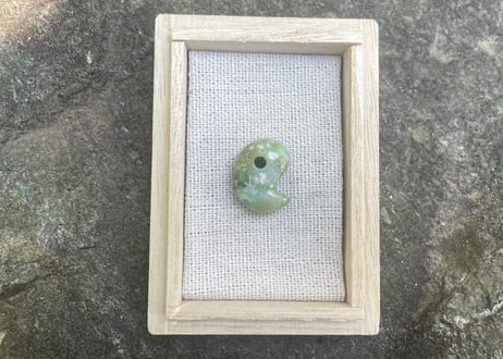 糸魚川翡翠　勾玉　若草色　18mm / Itoigawa Jadeite MAGATAMA