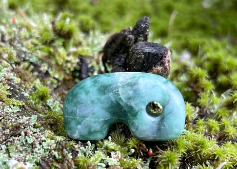 糸魚川翡翠　縄文型勾玉　ライトグリーン　27mm / Itoigawa Jadeite MAGATAMA