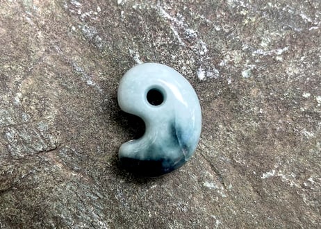 糸魚川翡翠　勾玉　ブルーグレー・濃青　23mm / Itoigawa Jadeite MAGATAMA