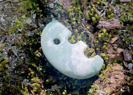 糸魚川翡翠　獣型勾玉　緑・透過　31mm / Itoigawa Jadeite Beast-Shaped MAGATAMA