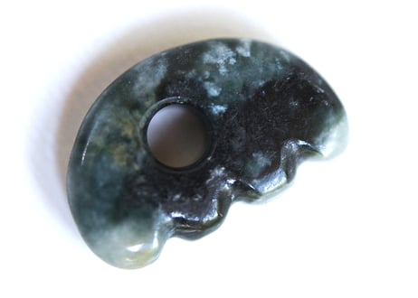 糸魚川翡翠　獣型勾玉　圧搾翡翠　24mm / Itoigawa Jadeite Animal Shape MAGATAMA