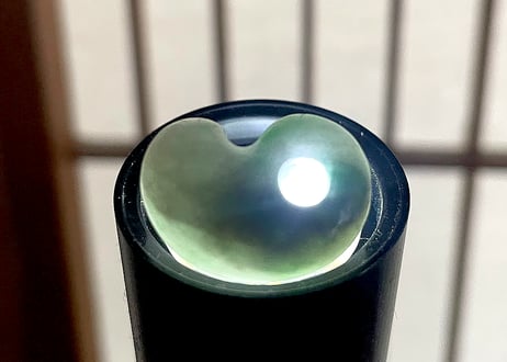 糸魚川翡翠　勾玉　鮮緑・ライトグレー　21mm / Itoigawa Jadeite MAGATAMA