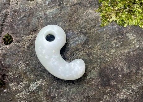 糸魚川翡翠　沖縄型勾玉　白翡翠・淡緑　28mm / Itoigawa Jadeite MAGATAMA