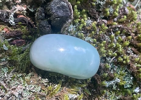 糸魚川翡翠　縄文型勾玉　ライトグリーン　25mm / Itoigawa Jadeite MAGATAMA