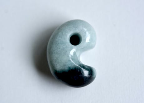 糸魚川翡翠　勾玉　ブルーグレー・濃青　23mm / Itoigawa Jadeite MAGATAMA