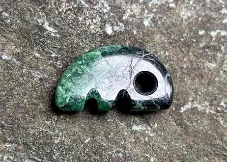 糸魚川翡翠　獣型勾玉　黒・鮮緑　26mm / Itoigawa Jadeite Beast-Shaped MAGATAMA