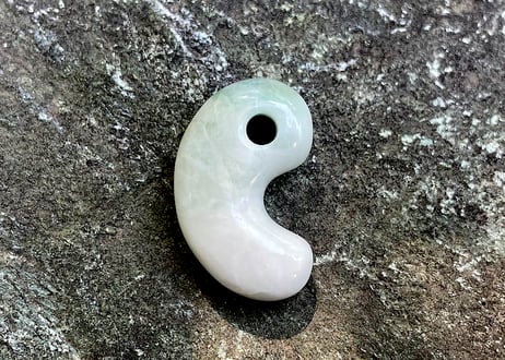 糸魚川翡翠　勾玉　白・淡緑　29mm / Itoigawa Jadeite MAGATAMA