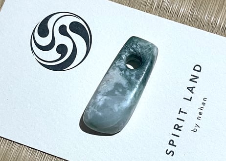 糸魚川翡翠　大珠　縄文期発掘品モチーフ　緑・乳白色　33mm / Itoigawa Jadeite TAISHU