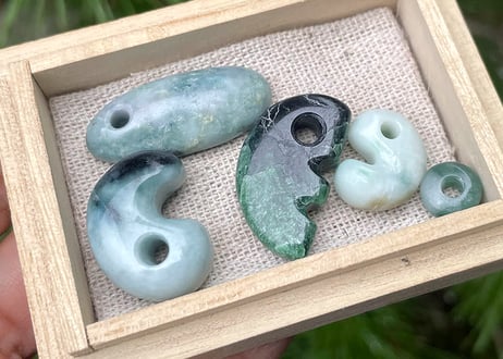 糸魚川翡翠　獣型勾玉　黒・鮮緑　26mm / Itoigawa Jadeite Beast-Shaped MAGATAMA