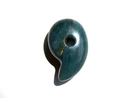 糸魚川ネフライト　勾玉　青緑　24mm / Itoigawa Nephrite MAGATAMA
