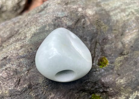 糸魚川翡翠　石笛　丸みのある造形　ごく淡い緑　30mm / Itoigawa Jadeite IWABUE