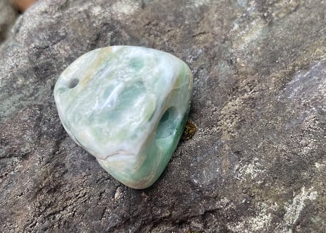 糸魚川翡翠　石笛　16.5g / Itoigawa Jadeite IWABUE