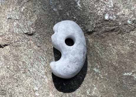 糸魚川翡翠 獣型勾玉 25mm / Itoigawa Jadeite Beast-Shaped MAGATAMA | Jomon Inspired Matte Finish