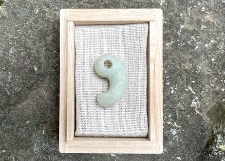糸魚川翡翠　沖縄型勾玉　白翡翠・淡緑　28mm / Itoigawa Jadeite MAGATAMA