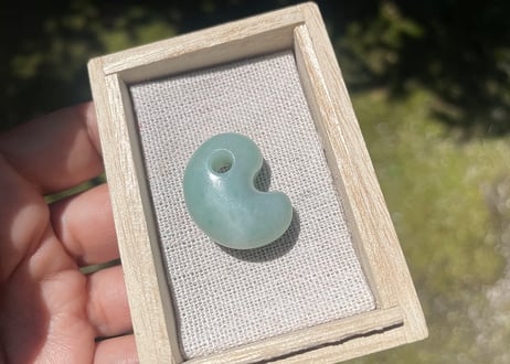 糸魚川翡翠　縄文型勾玉　ライトグリーン　25mm / Itoigawa Jadeite MAGATAMA