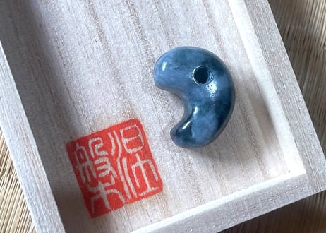 糸魚川翡翠　勾玉　黒白圧搾翡翠　20mm / Itoigawa Jadeite MAGATAMA
