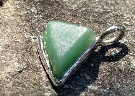 糸魚川翡翠　金山谷　シルバー925ペンダントトップ　三角形　ミントグリーン　11mm / Itoigawa Jadeite Silver Pendant