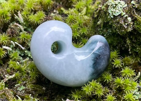 糸魚川翡翠　勾玉　ブルーグレー・濃青　23mm / Itoigawa Jadeite MAGATAMA