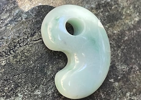 糸魚川翡翠　勾玉　ミルキーグリーン　21mm / Itoigawa Jadeite MAGATAMA