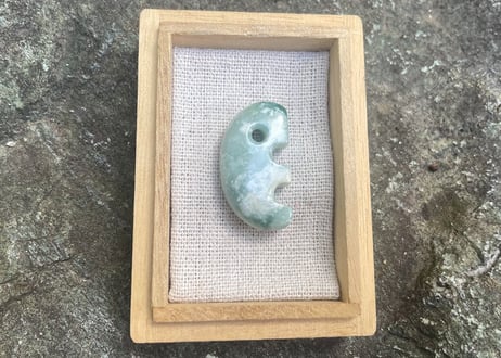 糸魚川翡翠　獣型勾玉　緑・透過　31mm / Itoigawa Jadeite Beast-Shaped MAGATAMA