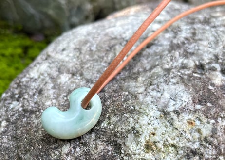 糸魚川翡翠　勾玉　ミルキーグリーン　21mm / Itoigawa Jadeite MAGATAMA