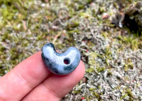 糸魚川翡翠　勾玉　黒白圧搾翡翠　20mm / Itoigawa Jadeite MAGATAMA