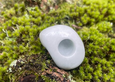 糸魚川翡翠　石笛　丸みのある造形　ごく淡い緑　30mm / Itoigawa Jadeite IWABUE