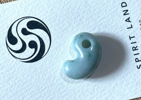 糸魚川翡翠　勾玉　ミルキーグリーン　21mm / Itoigawa Jadeite MAGATAMA