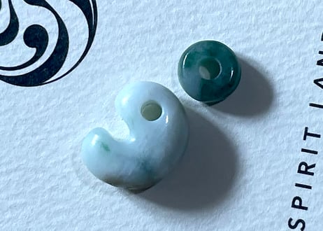 糸魚川翡翠　勾玉＋翡翠ビーズ　16mm　白緑 / Itoigawa Jadeite MAGATAMA + Bead